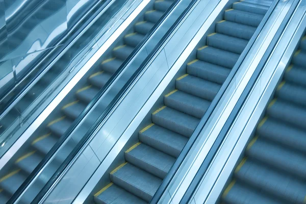 Moderna stegen i rörliga business rulltrappa — Stockfoto