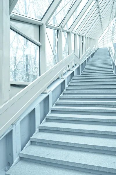 Perspektiv trappa inuti gula korridoren — Stockfoto