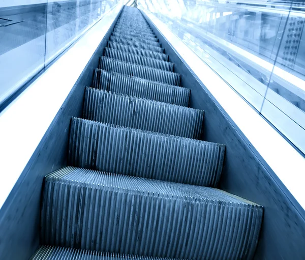 Movimento de escada rolante desaparecida no shopping — Fotografia de Stock