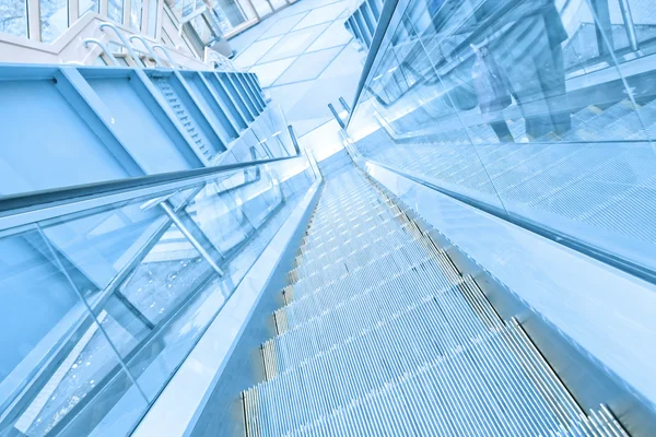 비즈니스 센터에서 에스컬레이터의 단계 — 스톡 사진