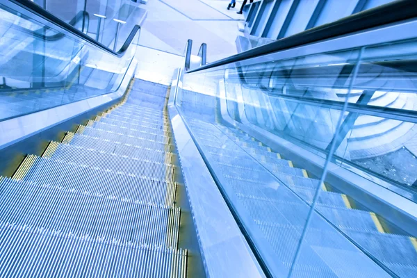 Escalones de escalera mecánica en el centro de negocios —  Fotos de Stock