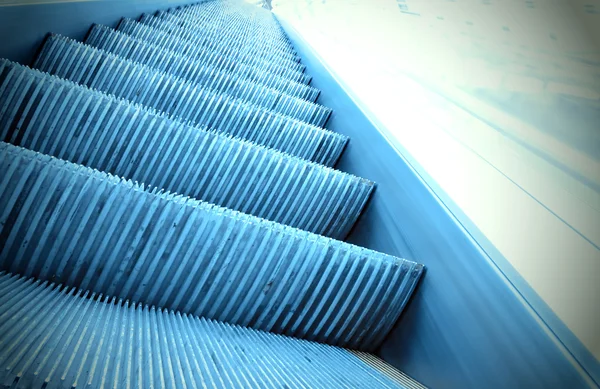 Bewegung bei verschwundener Rolltreppe in Einkaufszentrum — Stockfoto