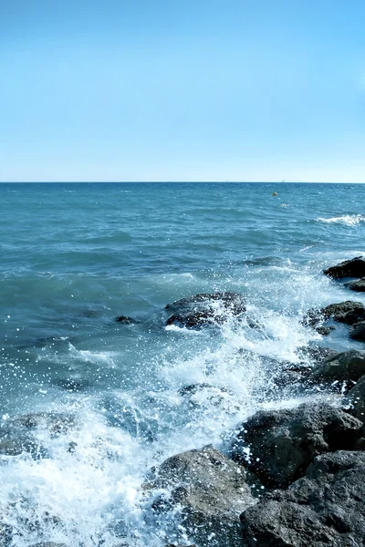Sunny beach ve dalgalar üzerinde mavi gökyüzü — Stok fotoğraf