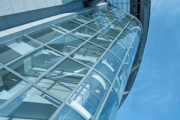 Parede azul-turquesa de arranha-céus de construção de vidro — Fotografia de Stock