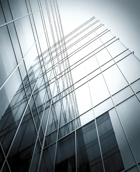 Блок с видом на стеклянный небоскреб — стоковое фото