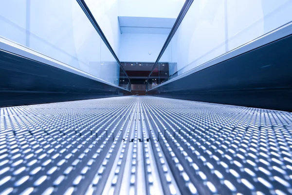 Mavi modern yürüyen merdiven İş Merkezi — Stok fotoğraf