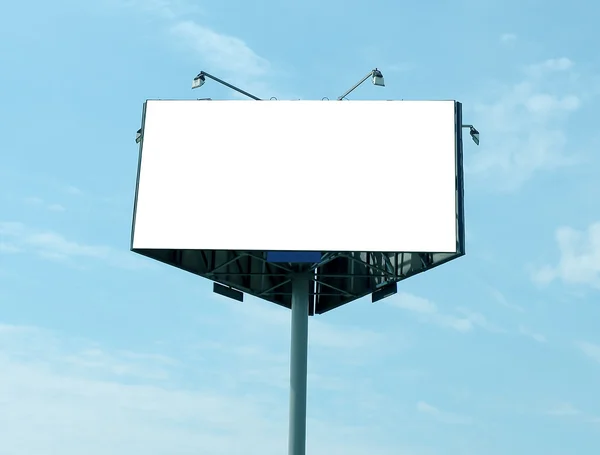 Mavi kurnaz ve üçgen büyük boş billboard açık — Stok fotoğraf