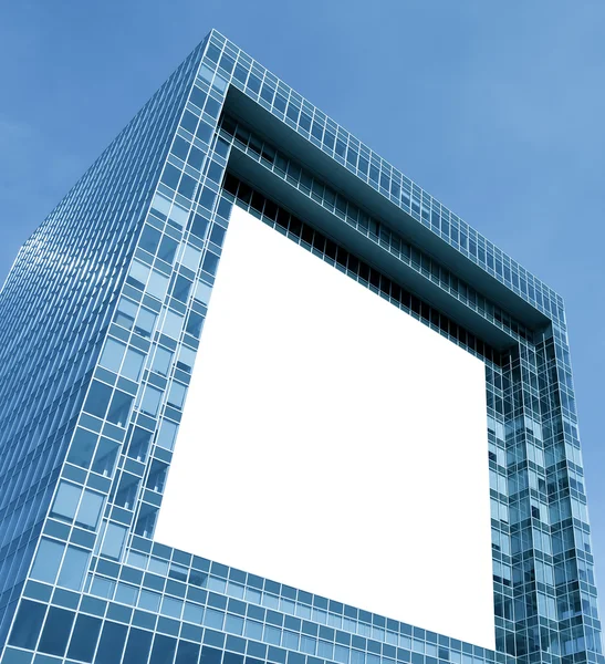 Cultivo abstracto de rascacielos moderno con pancarta blanca en el centro — Foto de Stock