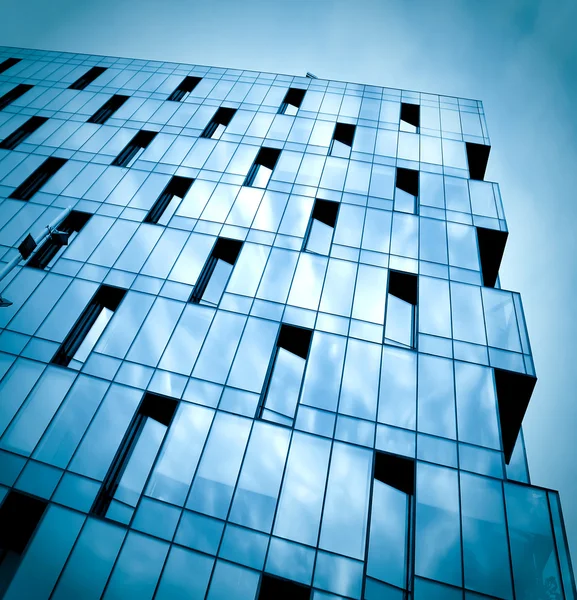 Donkere textuur van glazen gebouw 's nachts — Stockfoto