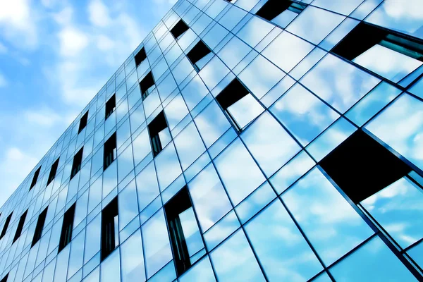 Beauty reflection of cloudy sky in modern glass windows — Stockfoto