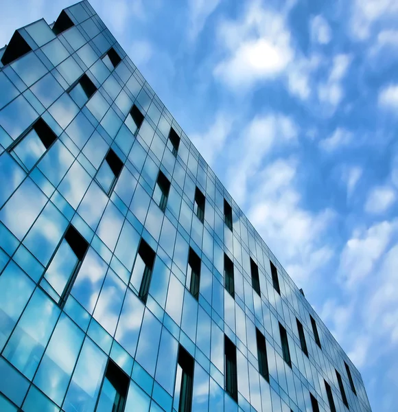 Moderní skleněná strana kancelářské budovy v business centru — Stock fotografie