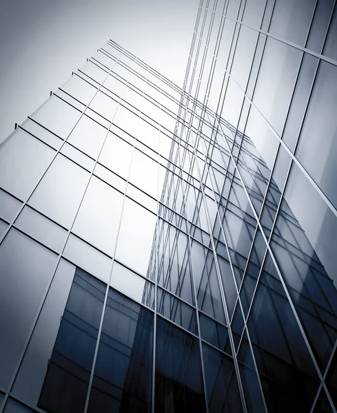 Bloco com imóveis de vidro arranha-céu perspectiva vista — Fotografia de Stock