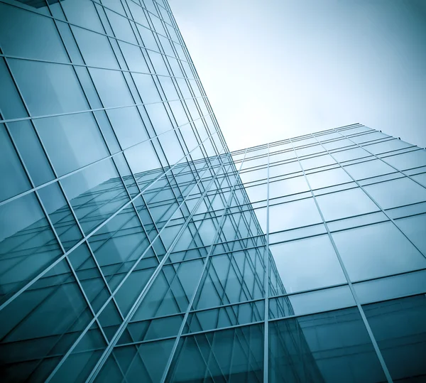 Vista de perspectiva de arranha-céu de vidro verde moderno — Fotografia de Stock