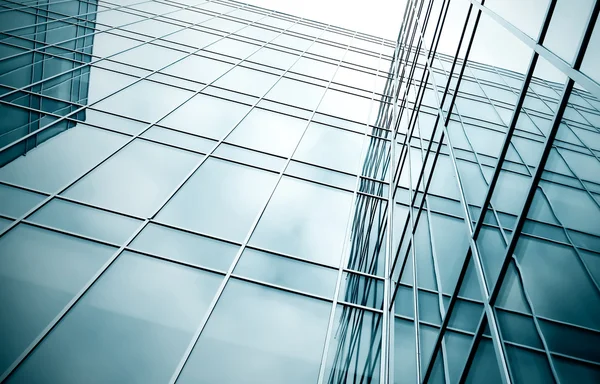 Imobiliário de vidro arranha-céu perspectiva vista — Fotografia de Stock