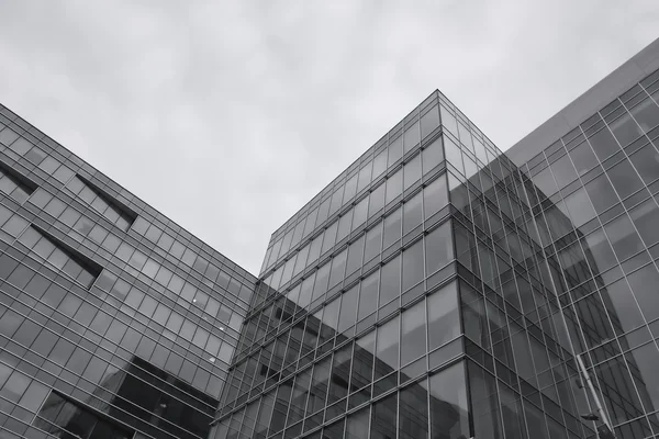 Textura de vidro e arquitetura moderna metálica em neblina — Fotografia de Stock