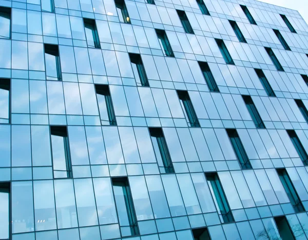 Прозора скляна стіна офісної будівлі — стокове фото