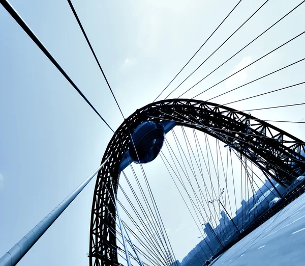 Мост через голубое небо — стоковое фото