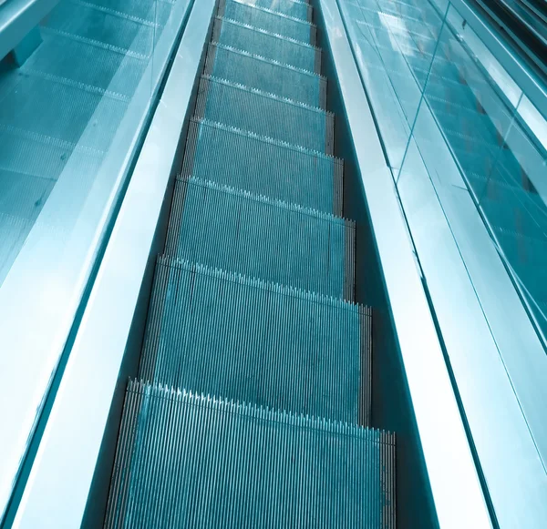 Eskalátor v moderní budově — Stock fotografie