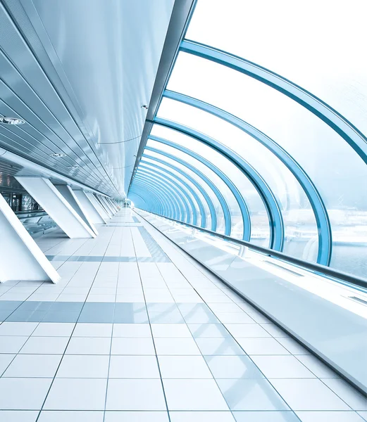 Szeroko przestronny korytarz w nowoczesne Lotnisko chodnik — Zdjęcie stockowe