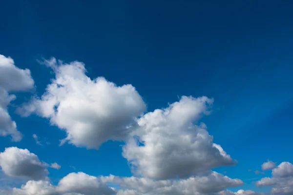 Güzel mavi gökyüzü kış — Stok fotoğraf