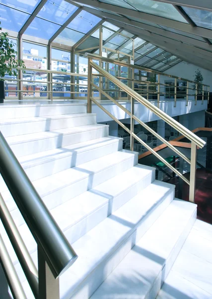 Degraus de mármore branco da escadaria de negócios perfeita no centro de escritório — Fotografia de Stock