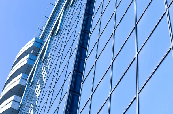 Texturerat fönstret av samtida arkitektoniska glasbyggnad skyskrapa — Stockfoto
