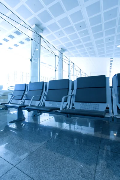 在机场有座位的当代蓝色休息厅 — 图库照片