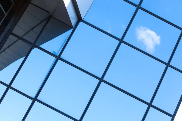 Moderne blauwe glazen wand van wolkenkrabbers — Stockfoto