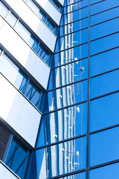Голубая текстура прозрачных небоскребов из стекла — стоковое фото