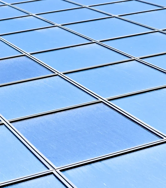 ガラス建築の現代的な縞模様の青の質感 — ストック写真