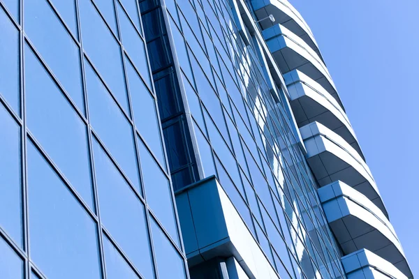 Glasytan av samtida vinkel på företag byggnad — Stockfoto