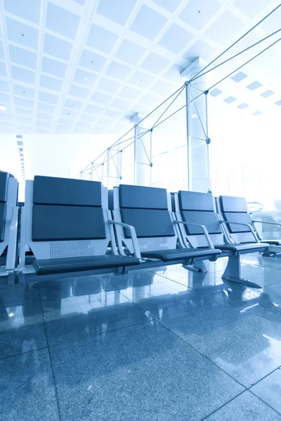 Moderní modrý salonek se sedadly na letišti — Stock fotografie