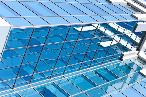 Pared de cristal transparente del edificio de oficinas — Foto de Stock