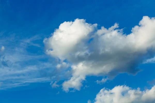 Panoraamanäkymät kauniille sinitaivaalle ja harvoille valkoisille pilville — kuvapankkivalokuva
