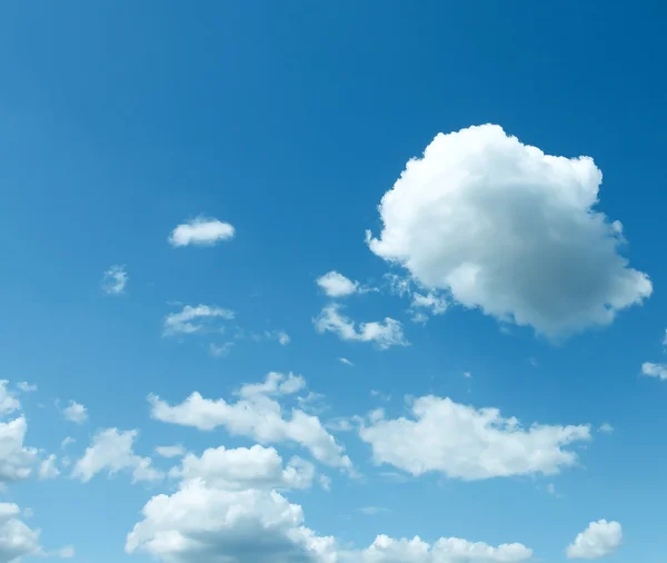Разреженные облака в голубом небе — стоковое фото