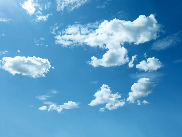 Verspreide wolken in de blauwe hemel — Stockfoto