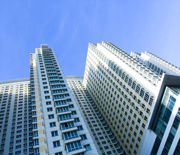 Block med fastigheter av glas skyskrapa perspektivvy — Stockfoto