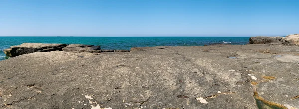 Steniga stranden av Kaspiska havet. — Stockfoto