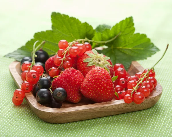 Свіжі ягоди в дерев'яній мисці — стокове фото