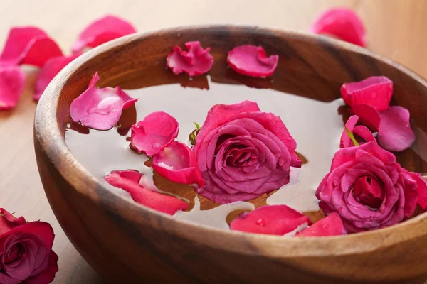 Розы в деревянной чаше — стоковое фото