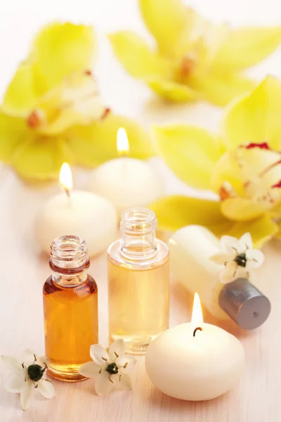 Set spa con aceites esenciales y flores — Foto de Stock