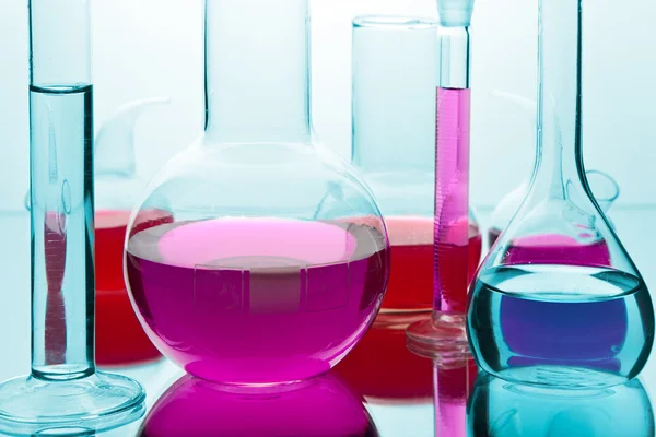 Laboratoriumglaswerk met kleurrijke chemicaliën — Stockfoto