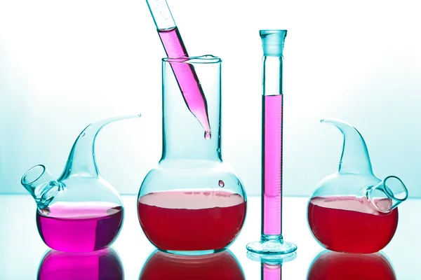Naczynia laboratoryjne z substancjami chemicznymi, kolorowy — Zdjęcie stockowe