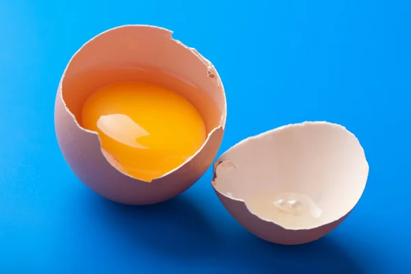 Huevo sobre azul — Foto de Stock