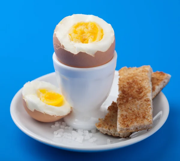 ゆで卵卵カップで — ストック写真