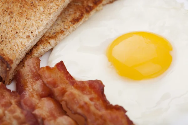 Gebakken ei met bacon en toast — Stockfoto