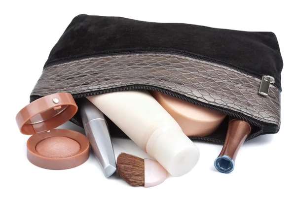 Różne kosmetyki w torbie na białym tle — Zdjęcie stockowe