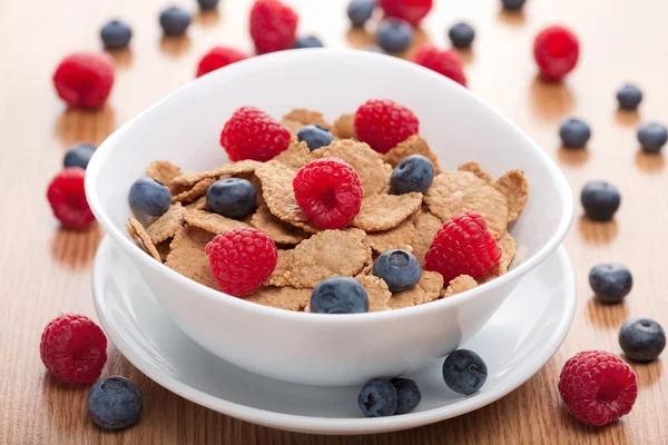 Cornflakes with fresh berries — Stock Photo, Image