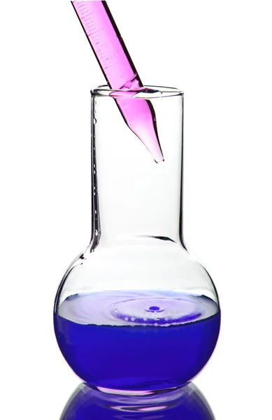 Gotejamento líquido da pipeta para o frasco isolado — Fotografia de Stock