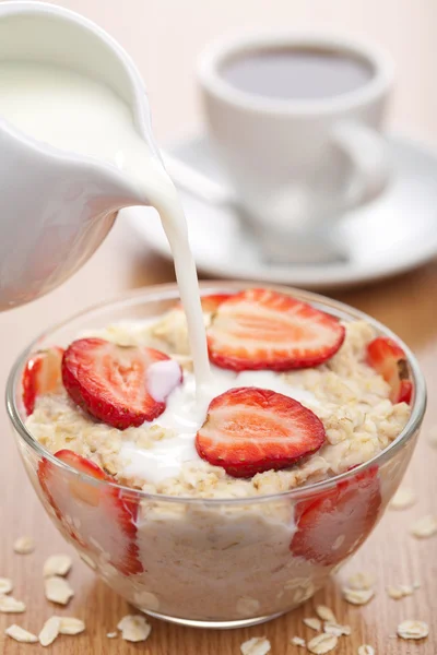 Céréales à la fraise fraîche — Photo